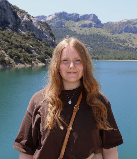Profilfoto Lynn Hier sieht man die Studentin, wie sie vor einem riesigen See in die Kamera lächelt.
