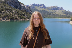 Profilfoto Lynn Hier sieht man die Studentin, wie sie vor einem riesigen See in die Kamera lächelt.