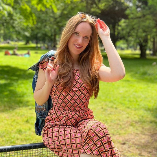 Profilfoto Katharina Hier sieht man die Studentin, wie sie in einem Park auf einer Bank sitzt.
