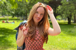 Profilfoto Katharina Hier sieht man die Studentin, wie sie in einem Park auf einer Bank sitzt.