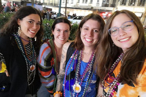 Auf dem Bild sieht man Lisa S. und Ihre Freunde nach der New Orleans Parade
