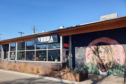 Schöne Straßenkunst außen und leckere, vegane Donuts innen bei „Veera“.