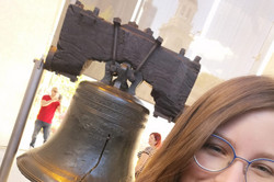 Auf dem Bild sieht man Lisa S. und die Liberty Bell mit dem berühmten Riss
