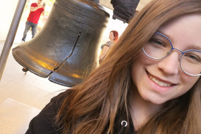 Auf dem Bild sieht man Lisa S. und die Liberty Bell mit dem berühmten Riss