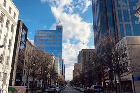 Raleigh ist die Hauptstadt des US-Bundesstaates North Carolina. Zwischen den Hochhäusern sind kleine alternative Cafés und im Herzen der Stadt liegt das North Carolina State Capitol. 