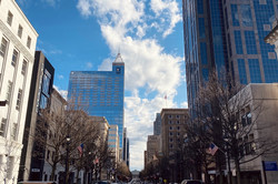 Raleigh ist die Hauptstadt des US-Bundesstaates North Carolina. Zwischen den Hochhäusern sind kleine alternative Cafés und im Herzen der Stadt liegt das North Carolina State Capitol. 