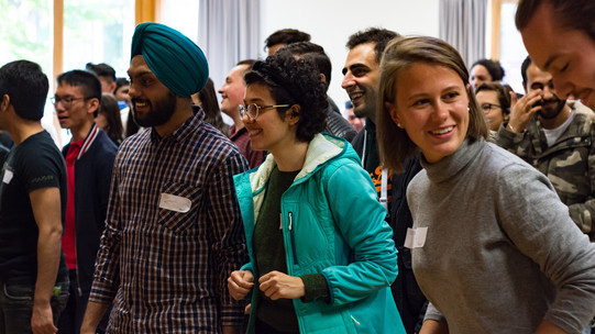 Tanzende internationale Studierende im Internationalen Begegnungszentrum der TU Dortmund