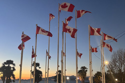 Hier sieht man zahlreiche kanadische Flaggen. 