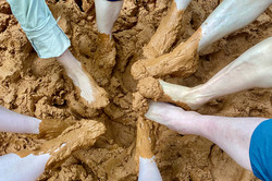 Red Clay Trail Hier sieht man viele Füße, die in Ton versunken sind.
