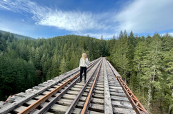 Lisa auf Bahngleisen