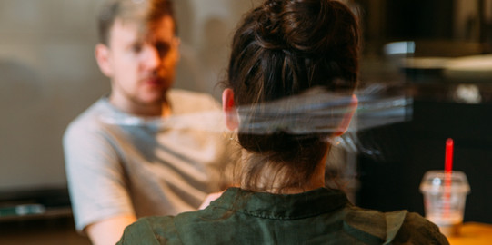 Zwei Personen unterhalten sich