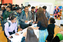 Studierende unterhalten sich mit Ausstellern