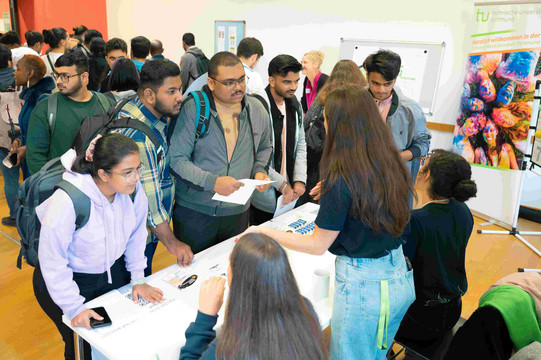 Come2Campus Info-Messe Studierende unterhalten sich mit Ausstellern
