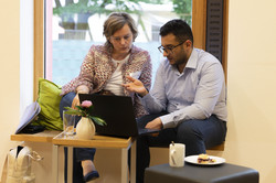 Mentee und Mentorin im Gespräch beim Tandem2Job 2024 Auftakt