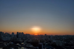 Hier sieht man die Skyline von Seoul, während die Sonne untergeht.