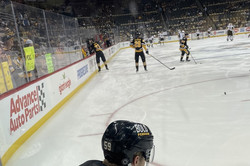 Blick aufs Eis mit Hockey-Spielern mitten im Spiel