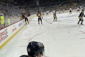 Blick aufs Eis mit Hockey-Spielern mitten im Spiel