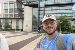 Engineering Alessando S. steht vor dem Gebäude der Taxas A&M