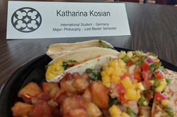 Mittagessen mit der Präsidentin Hier sieht man das Mittagessen der Studentin und ihr Namenschild mit dem Zusatz, dass sie aus Deutschland kommt und Philosophie im Master studiert.