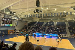 Volleyball Hier sieht man ein Volleyballspiel.