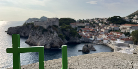 Blick auf die Stadt Dubrovnik Foto des TU Logos mit Sicht auf eine Stadt