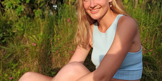 Mirja in der Natur