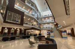 Das neue Business Gebäude der Butler University wurde nach Bill und Joanne Dugan benannt, die in den 1950'ern an der Butler University studierten und das neue Gebäude finanzierten.