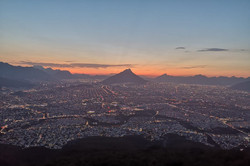 Panorama der Stadt kurz nach Sonnenuntergang