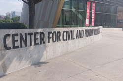 Center of Civil and Human Rights Hier sieht man eine Mauer auf der "Center of Civil and Human Rights" steht.