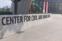 Hier sieht man eine Mauer auf der "Center of Civil and Human Rights" steht.