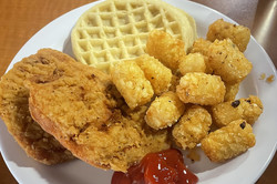 Hier sieht man frittiertes Essen und eine Waffel. 