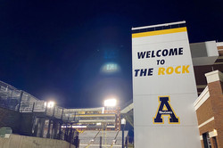 Welcome to the Rock! Leider endete die Football Saison Ende Dezember, sodass wir kein Heimspiel mehr sehen konnten. Auf dem Weg in mein Apartment kann man die Footballer jedoch ein wenig im Stadion trainieren sehen.