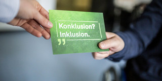 A postcard with the text "Konklusion? Inklusion."