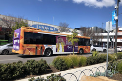 Sunshine Hier sieht man einen Bus.