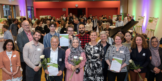 Gruppenbild mit den drei Siegerprojekten der Global gallery und der Prorektorin Internationales Prof. Tessa Flatten