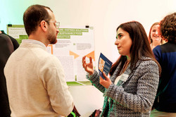 Zwei people in conversation