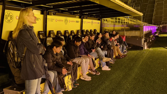Menschen auf der Reservebank des BVB