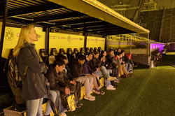 Menschen auf der Reservebank des BVB