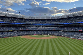 Blick auf ein Baseball-Stadion mit blauem Himmel
