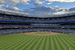 Blick auf ein Baseball-Stadion mit blauem Himmel
