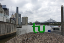 TU Logo vor der  Harbour Bridge in Sydney