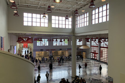 Hier sieht man das Foyer einer Highschool. 