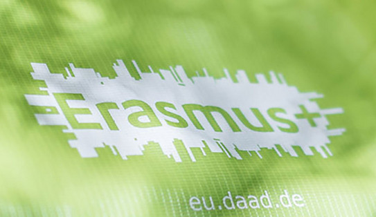 Schriftzug "Erasmus+" auf einem grünen Stoff