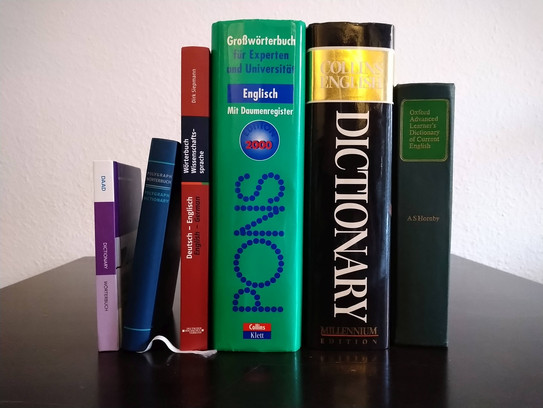 Aufgestellte Wörterbücher