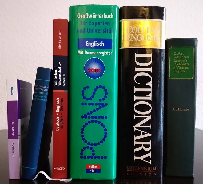 Aufgestellte Wörterbücher