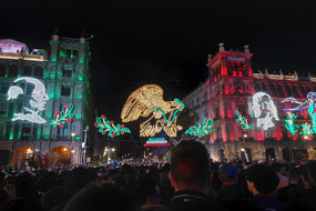 Auf dem Bild sieht man die Dekoration auf dem Zócalo in Ciudad de México