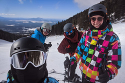 4 Personen in Skikleidung in einem Skigebiet