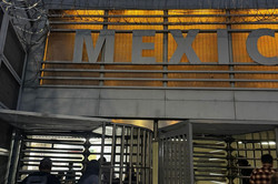 Mexican Border Man erkennt ein großes Gebäude, auf dem "Mexico" abgebildet ist.