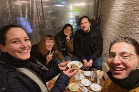 Hier sieht man Dagny und ihre Freunde, wie Sie in einem kleinen japanischen Lokal essen.