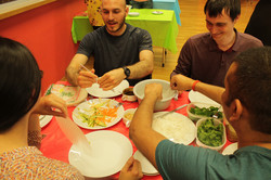Second Monday Eine Gruppe internationaler Studierender, die zusammen asiatisch Essen mit Stäbchen im Internationalen Begegnungszentrum (IBZ)
